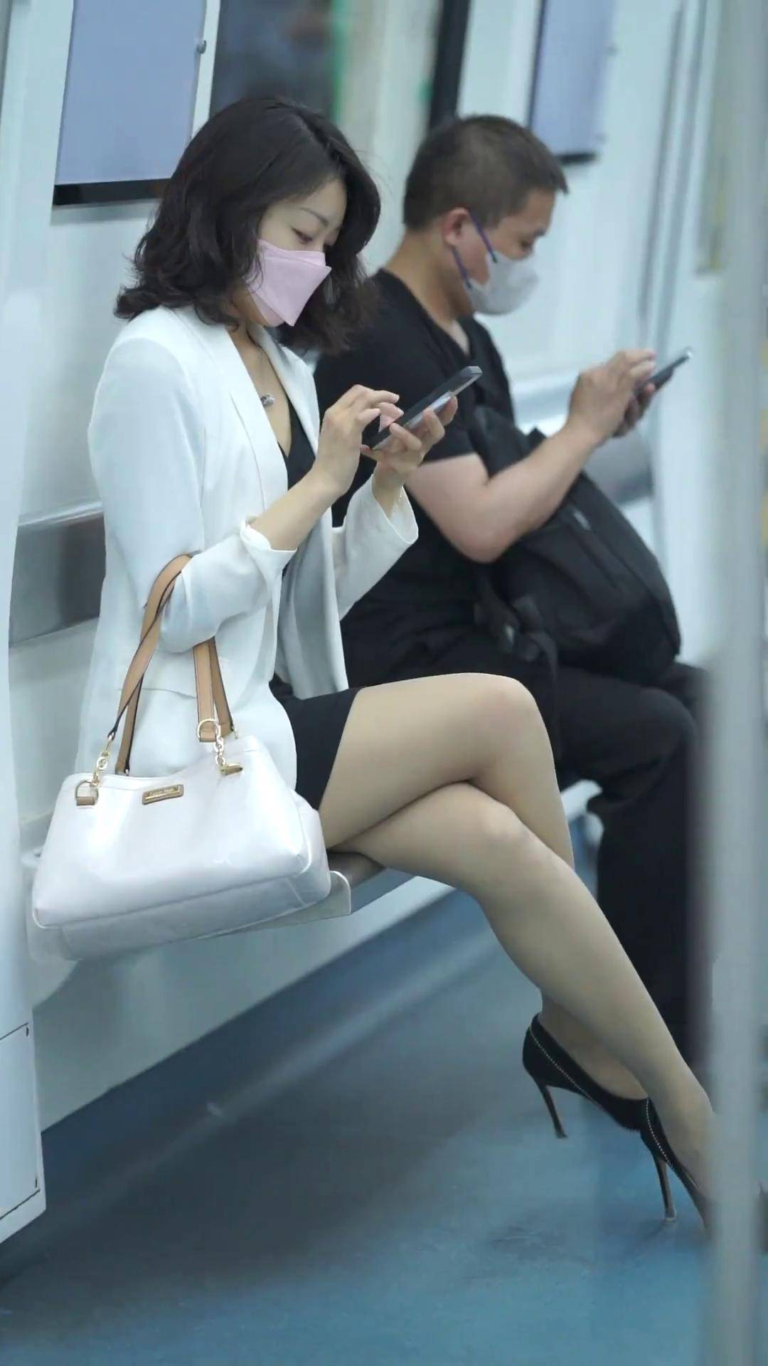 靓女出街 地铁随拍 地铁女孩