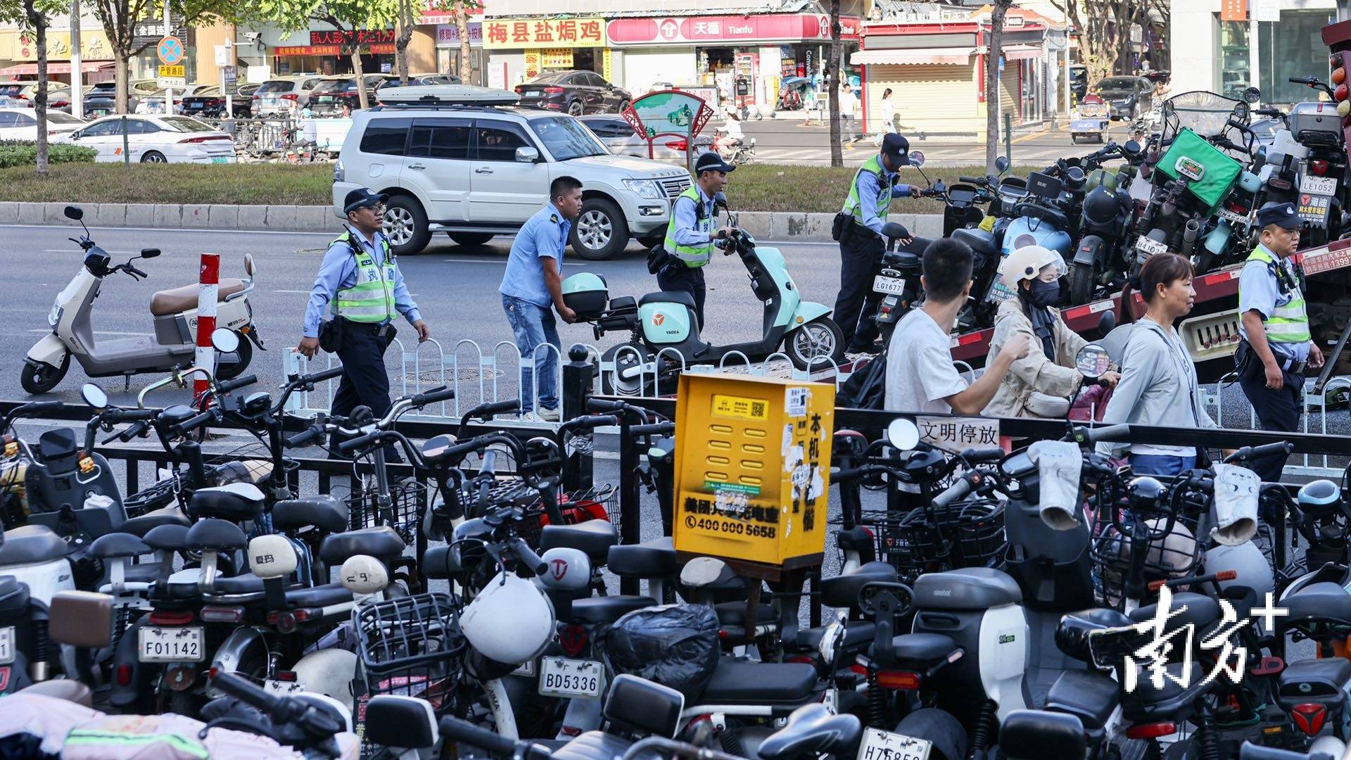 特大城市遭遇电动自行车"围城,怎么办?丨南方调查