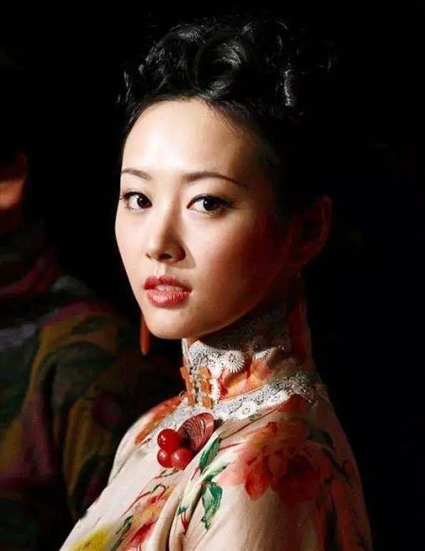 拍完《金陵十三钗》后,李纯便签约了张艺谋好友,合作伙伴张伟平旗下的