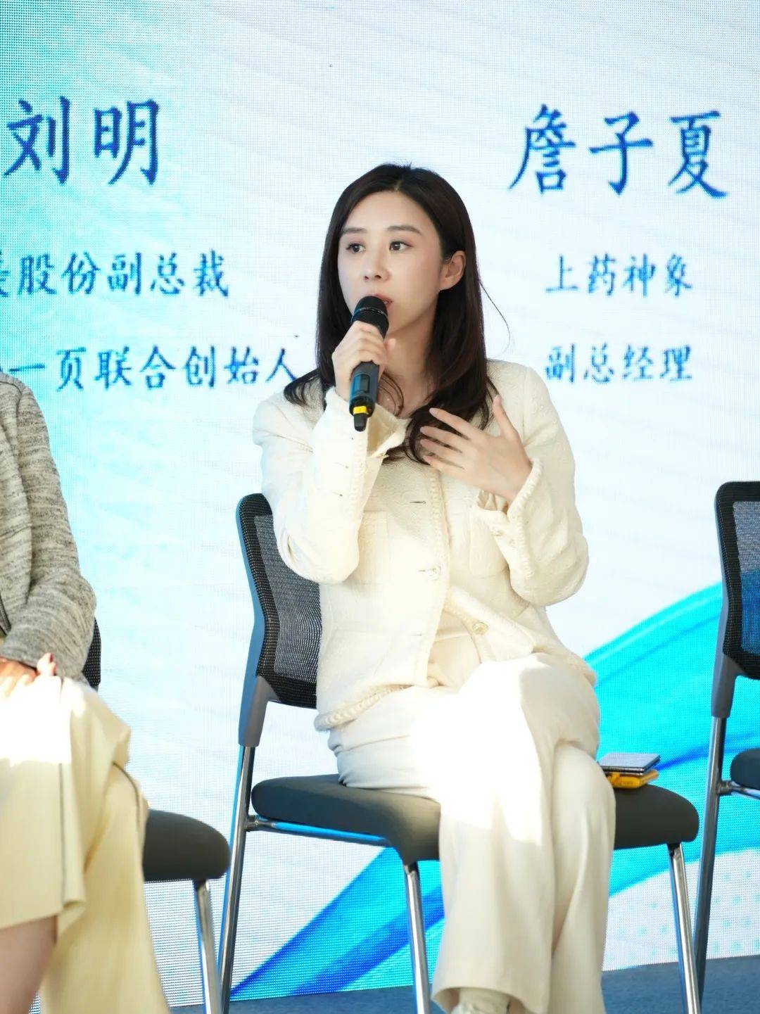 近年来,韩束的定位也从基础补水,转型至具有千亿规模的科学抗衰赛道.