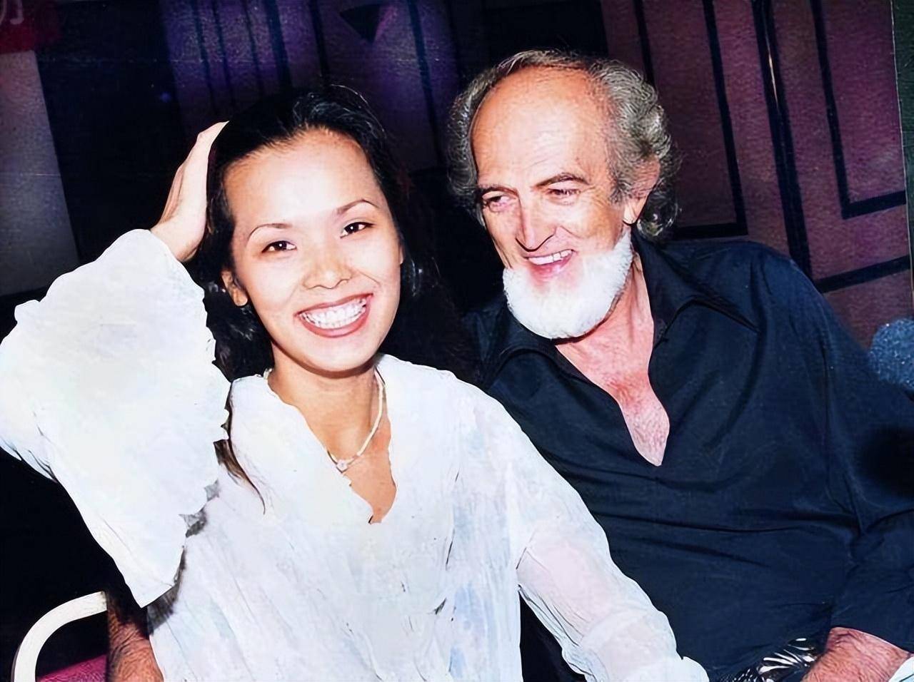 韦唯与大25岁的前夫离婚20年,带病抚养3子,他70岁娶白人模特