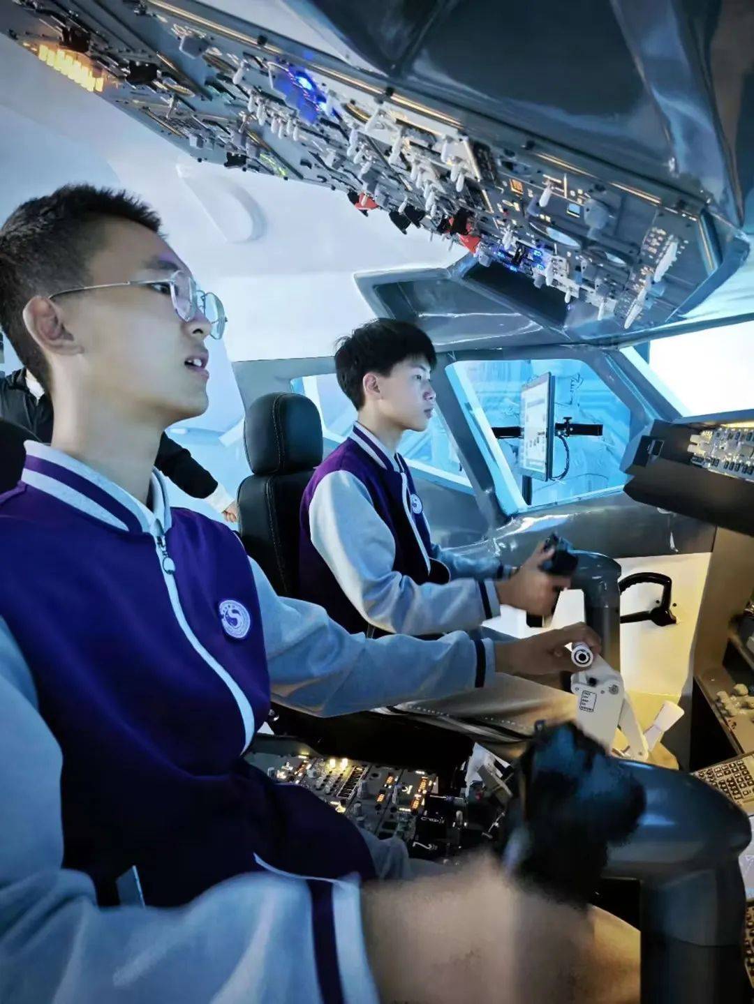 咨询热线立德树人图/文 办公室,李贝,航空班学生编辑 顾艳婷二审