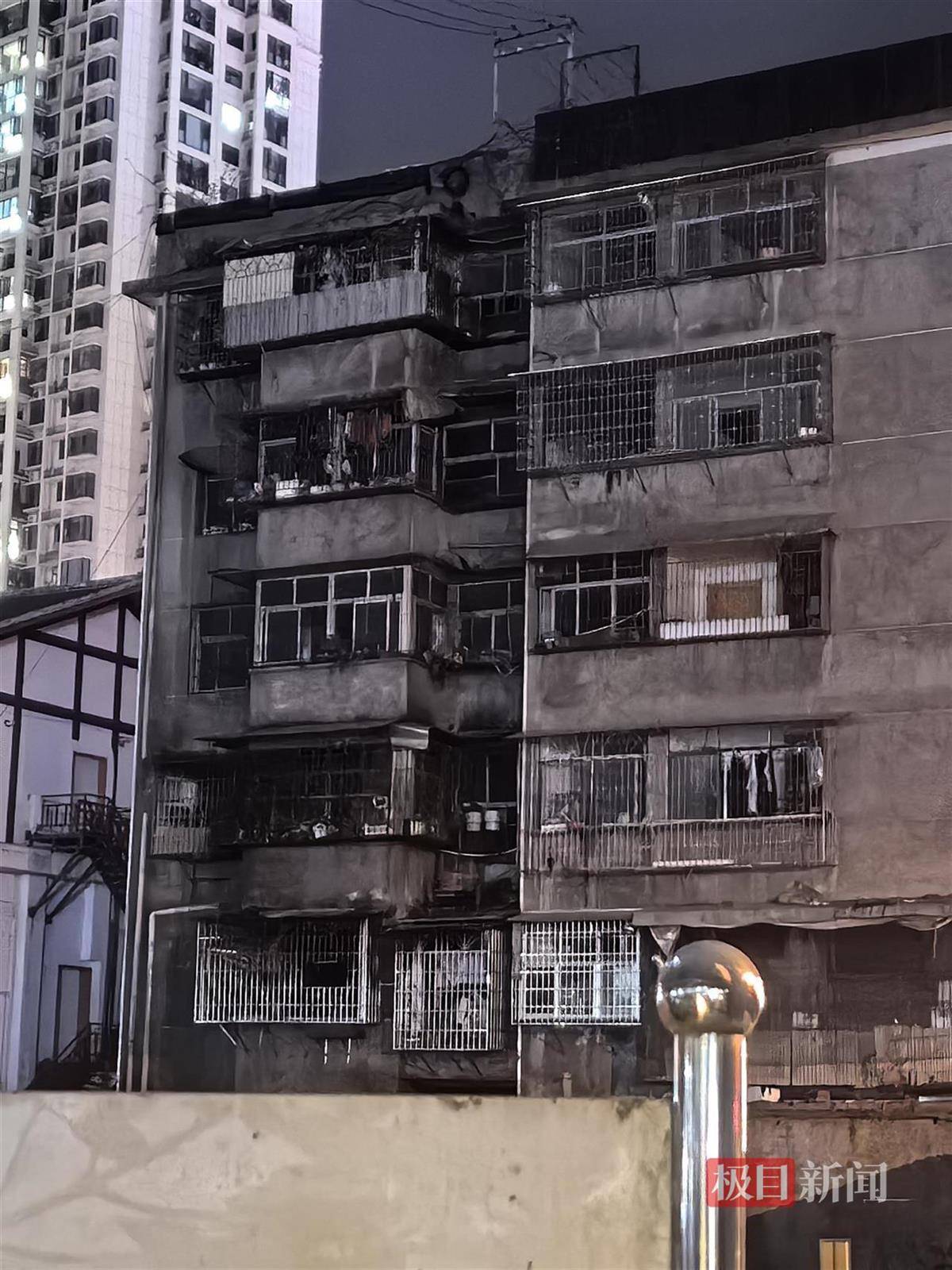 实探湖南桑植7人遇难火灾现场:目击者称大火中听到两次爆炸声,不少人逃到楼顶被消防云梯救下 实探湖南桑植7人遇难火灾现场:目击者称大火中听到两次爆炸声,不少人逃到楼顶被消防云梯救下