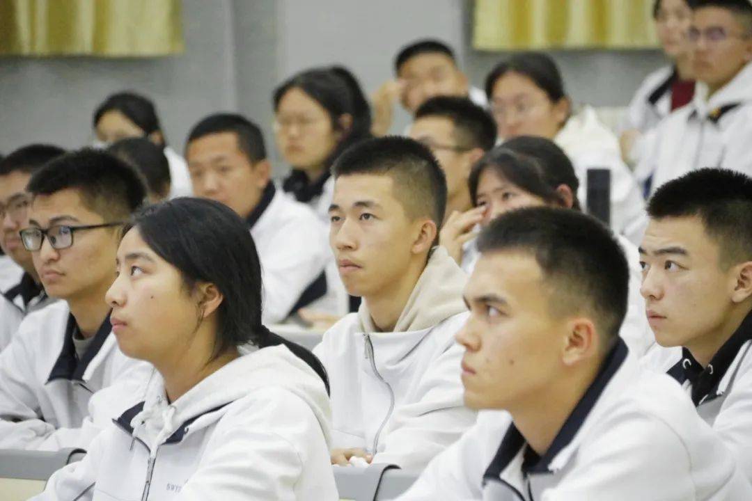 沙湾一中开展《树立正确就业观,共赴时代筑梦路》主题团日活动