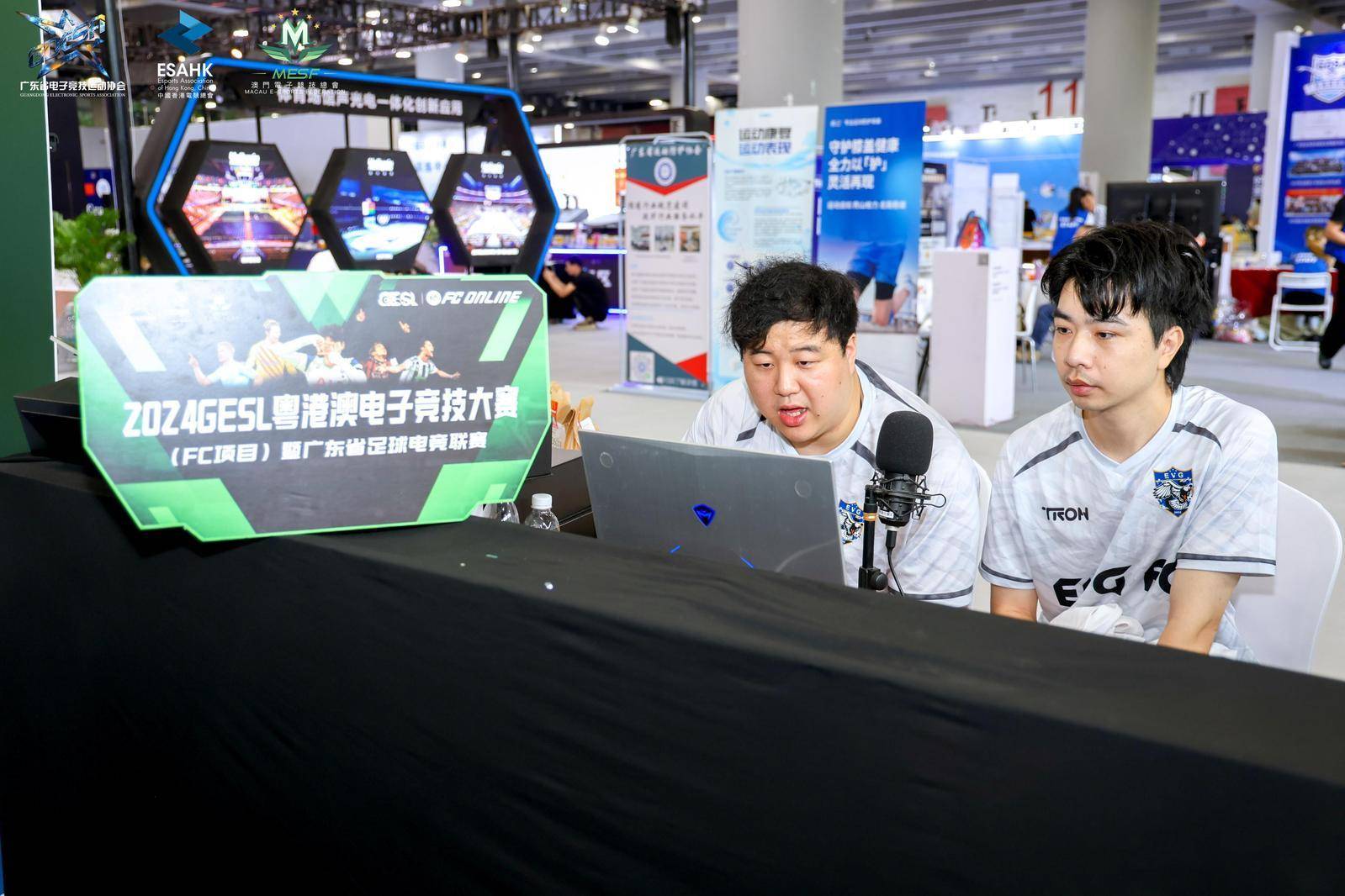 梁炳超表示:"我们为参赛选手的拼搏精神感到骄傲,相信他们将在未来