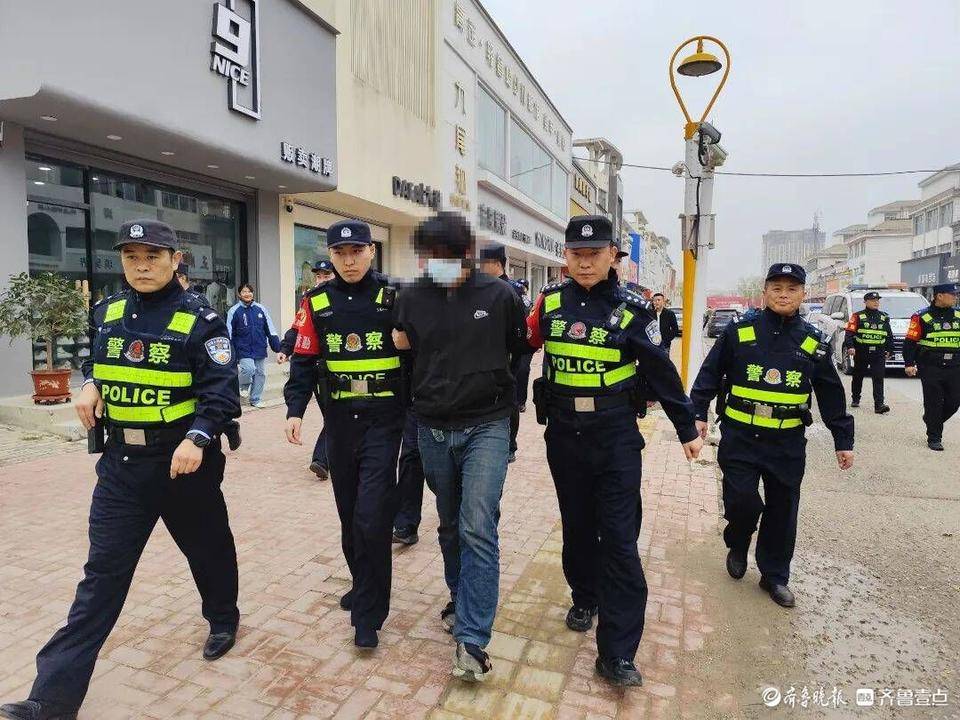 1夜7家商铺被盗!民警带嫌疑人公开指认,围观群众“排队”点赞_经一路_孟某_现金