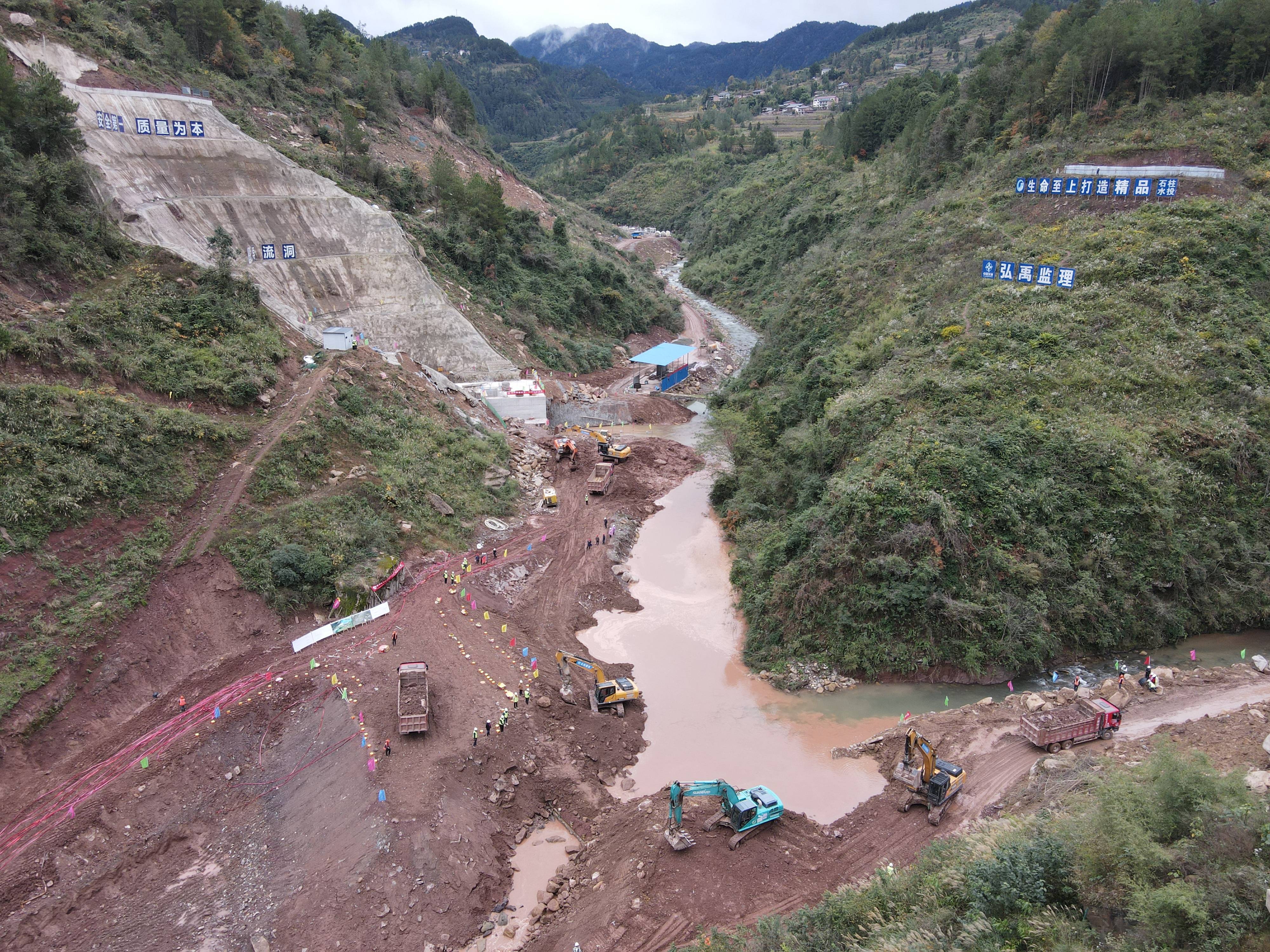 河,重庆市石柱土家族自治县回龙场中型水库大坝成功截流,工程建设取得