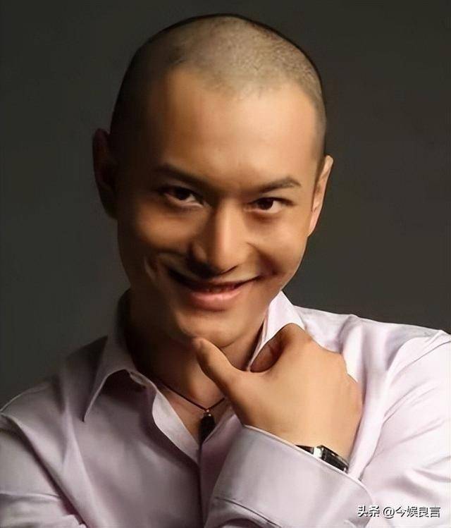 黄晓明卑微道歉后,叶珂开着劳斯莱斯被偶遇,小腹凸起,状态超好