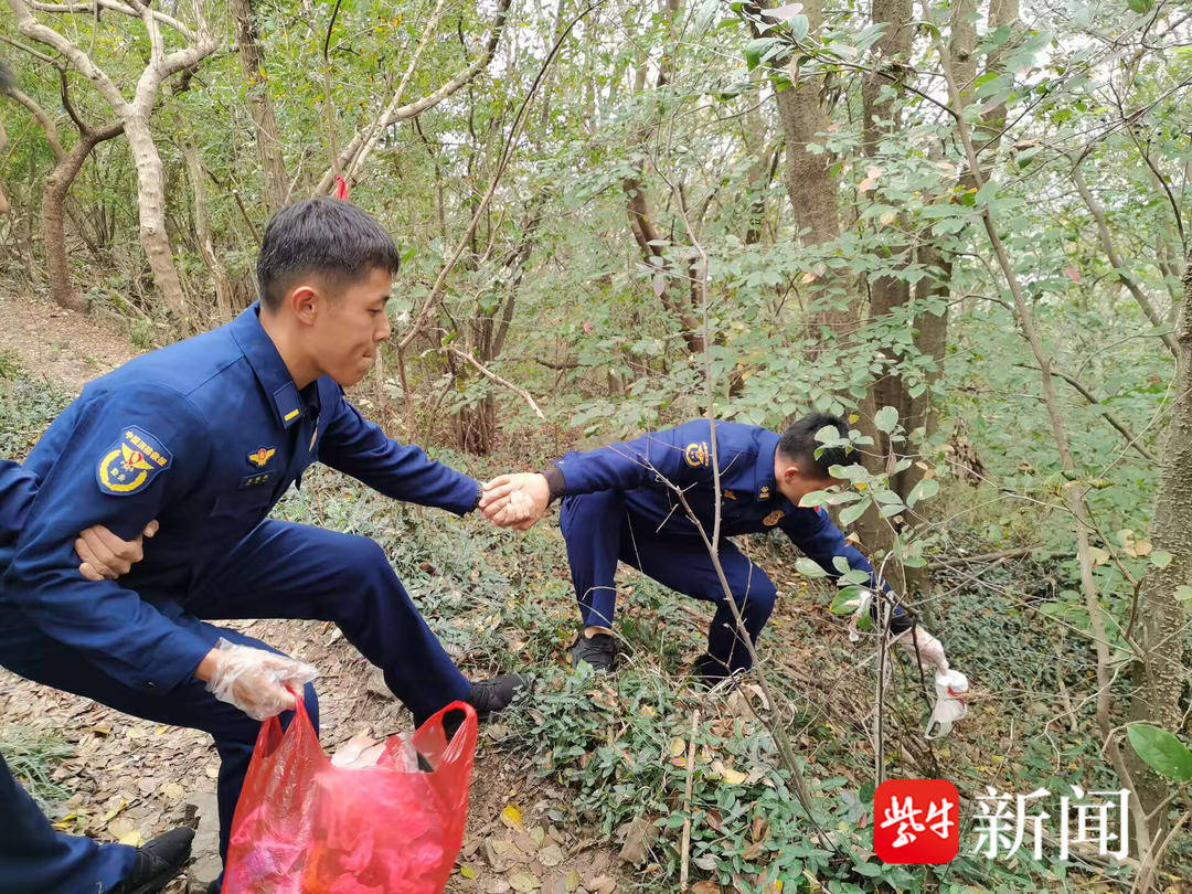 镇江志愿者“打卡”高崇寺赏百年银杏，同步开展“一袋垃圾的旅行”公益活动