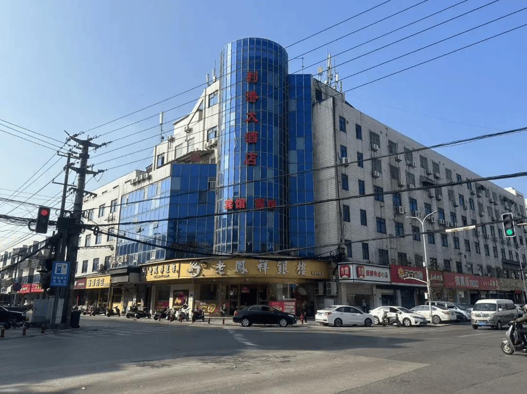 21万元/年起,利港大酒店主楼,酒店大堂及两侧门店即将拍租