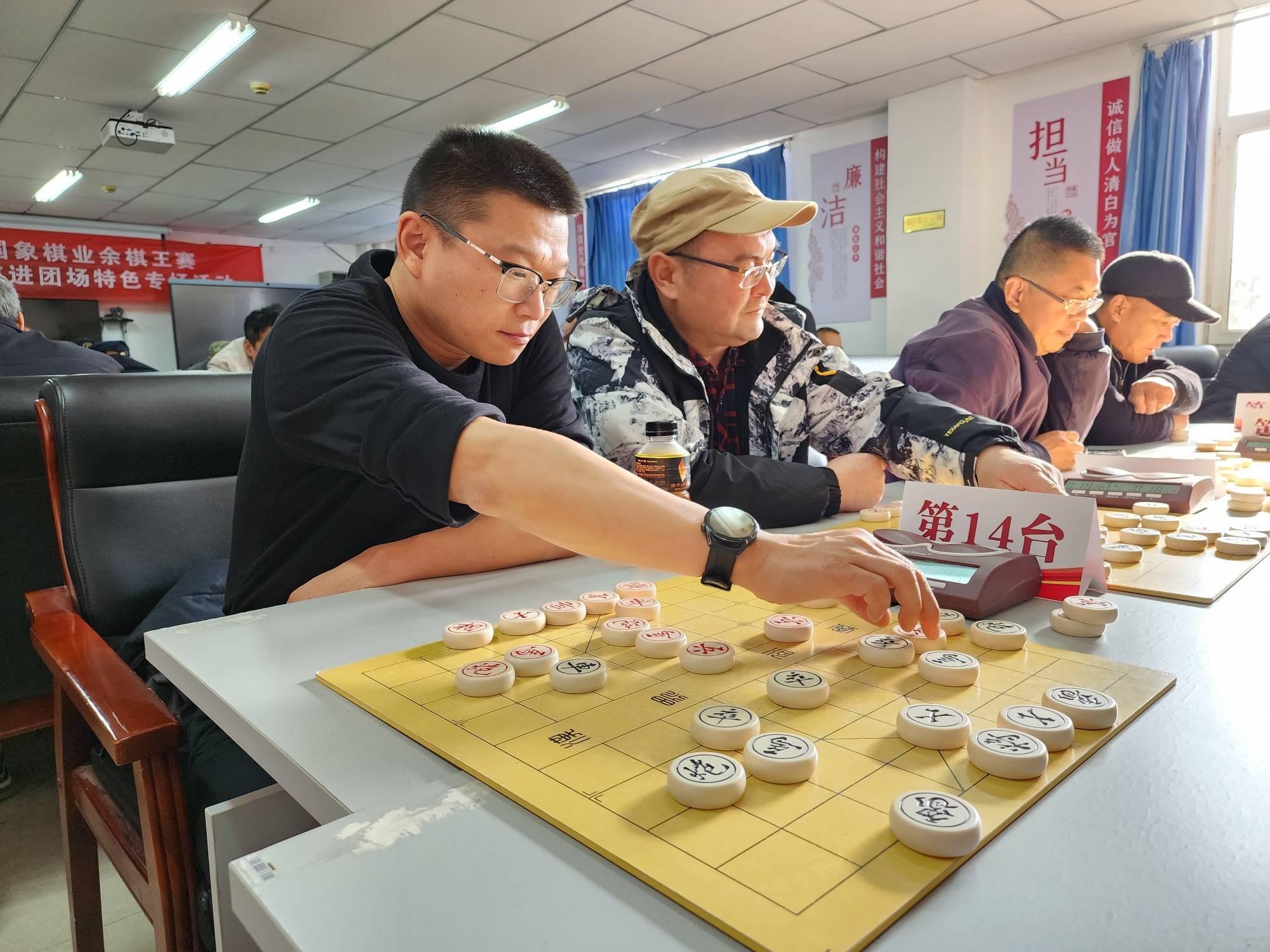 一四四团:"棋王赛西部行"象棋进团场燃情启幕