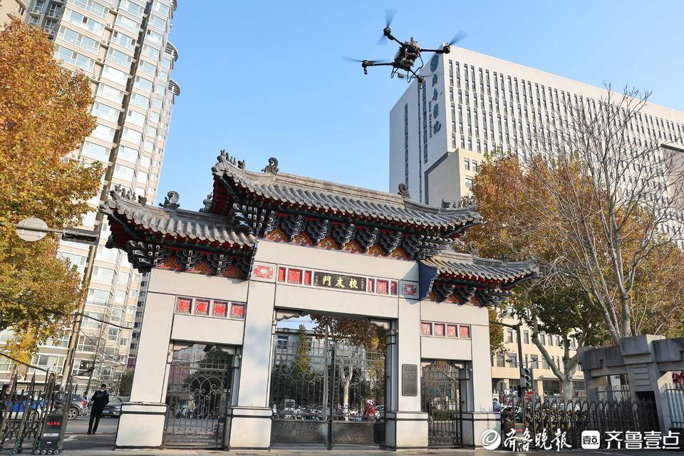 无人机洒水洗礼!山东大学齐鲁医学院"校友门"落成百年再起新程