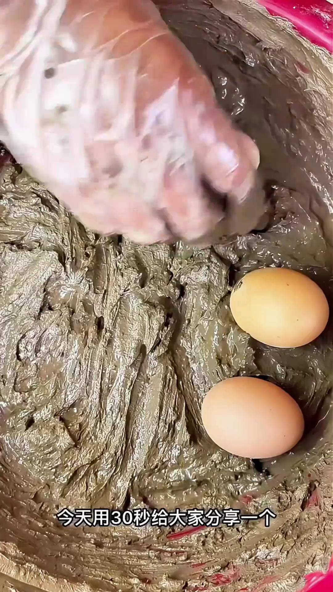给大家分享一个农村土方法,腌鸡蛋,腌出来的鸡蛋,个个出沙,个个流油