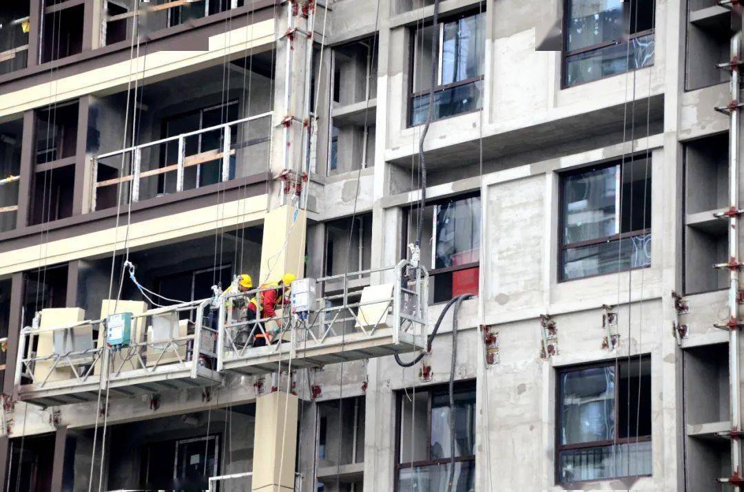 墙面呈淡米黄色,看上去很漂亮;楼房正面和背面的外墙完成了底漆施工