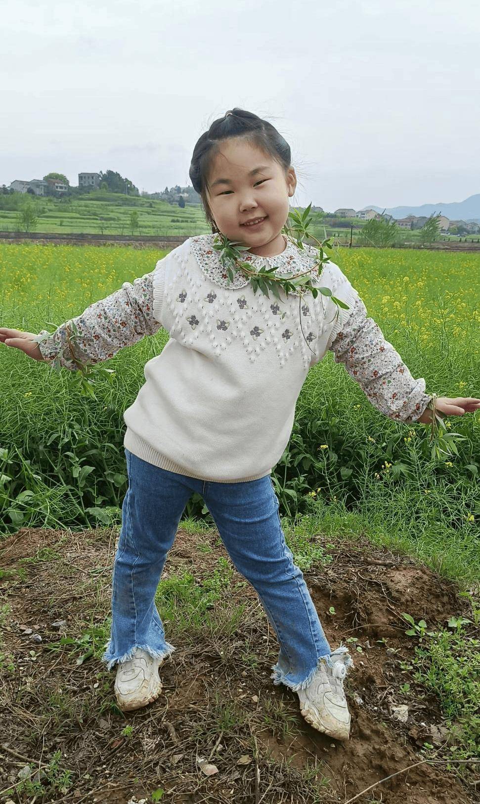 小学二(3)班学生,她是一个活泼开朗,善良真诚,积极进取,乖巧的小女生