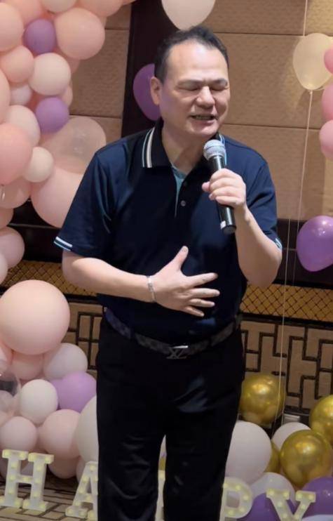 他曾是"歌坛天王", 因流氓罪入狱后又成老赖,今61岁儿子才14岁_张行