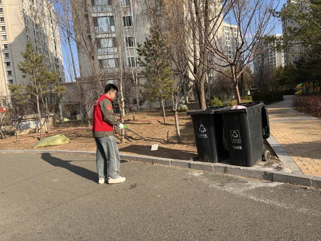 电靓暖城 文明花开:清扫落叶美家园 志愿服务爱意绵