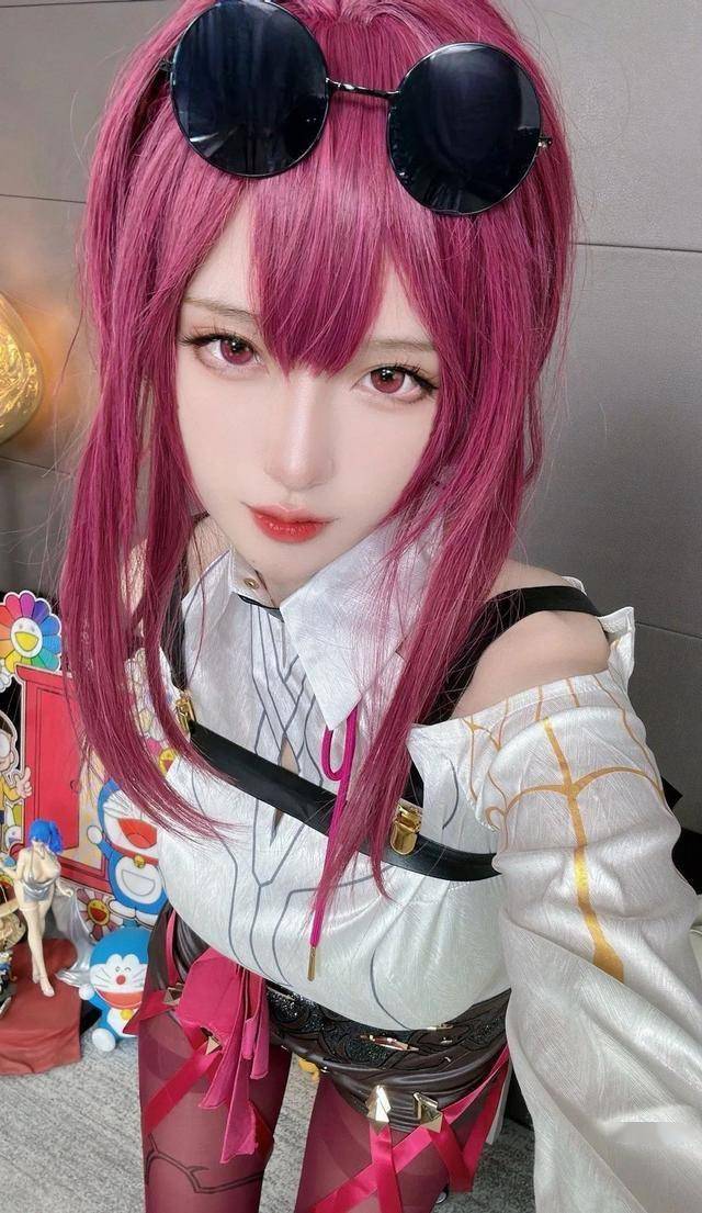 腐团儿cos卡芙卡紧身皮裤红色丝袜绝世容颜