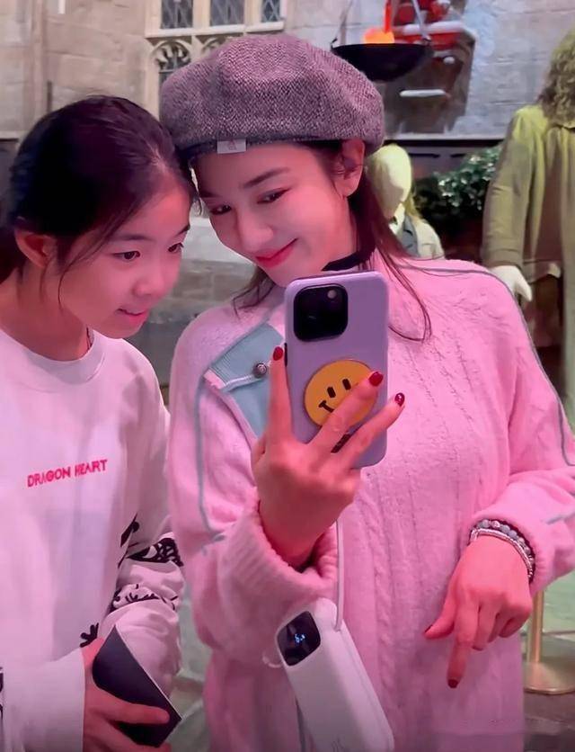 黄奕去学校接孩子,12岁黄芊玲龅牙明显,妈妈反而更活泼漂亮_女儿_母女