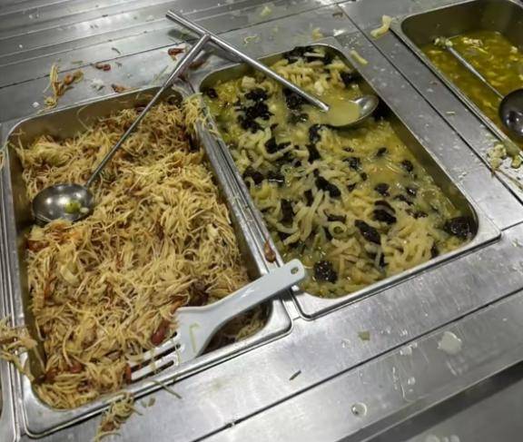 苏州一学校被曝学生宿舍环境脏乱差，食堂有发霉鸡蛋？校方回应(图4)