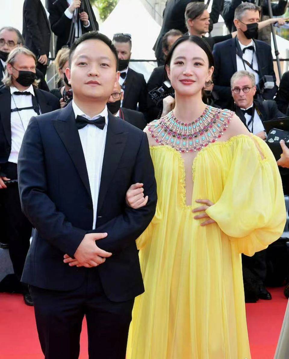 李梦带男友邬浪会友,亲密互动,之前被拍到一起看房子好事临近