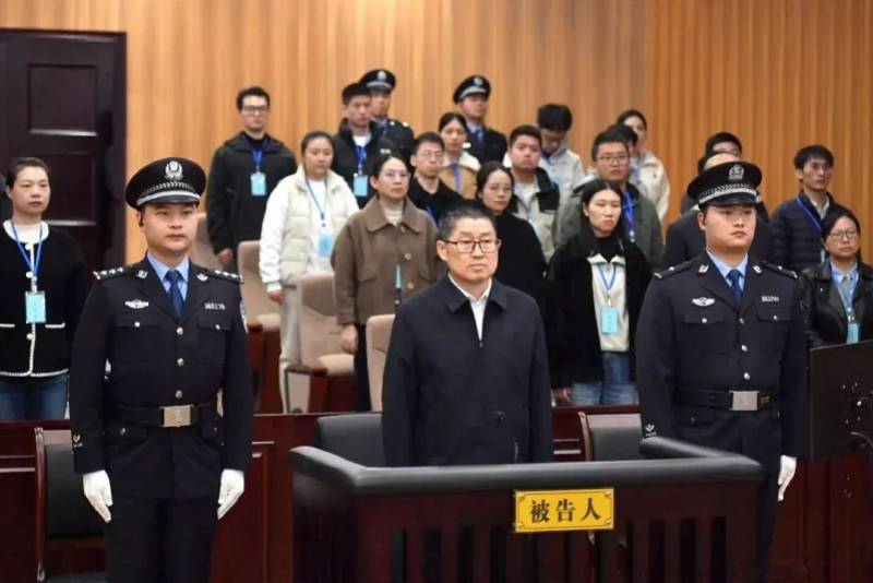 两“金融虎”相隔一周被判监，都受贿过亿，一个无期一个死缓