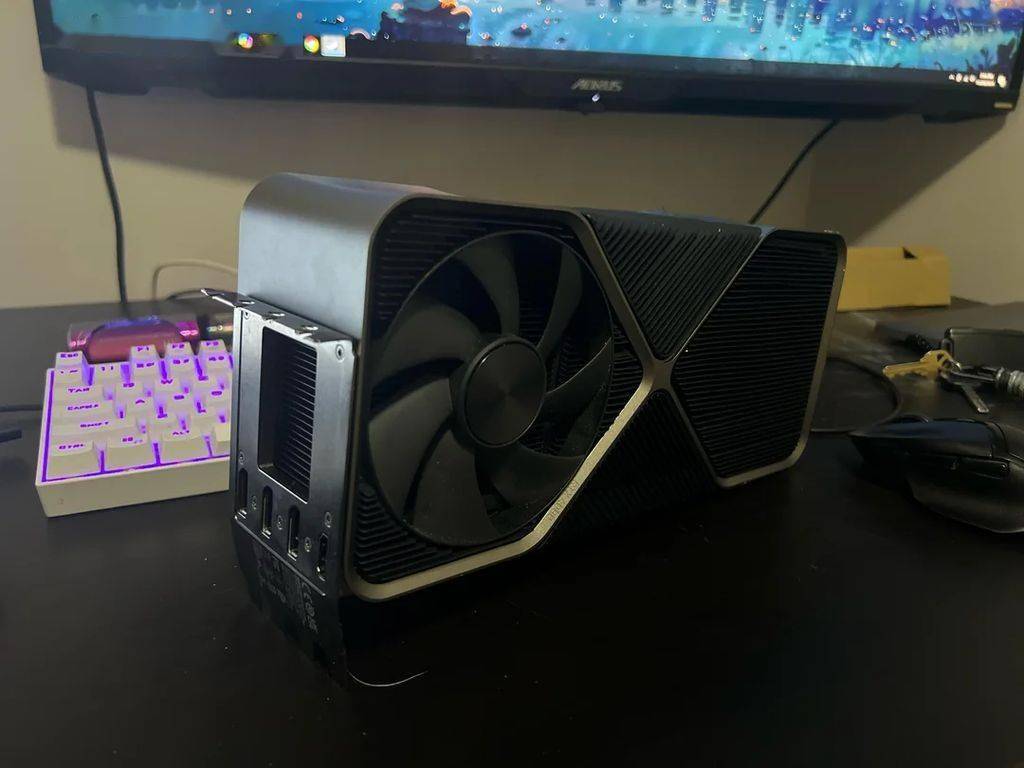 巨无霸：英伟达 RTX 4090 Ti 显卡再次曝光，四槽位设计