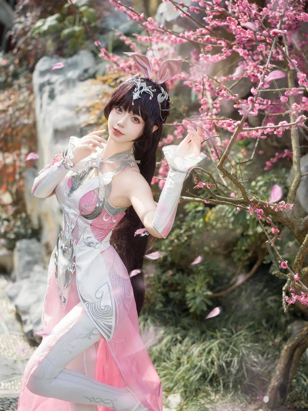 斗罗大陆:小舞真人cos来了,粉色长裙绝了,大长腿太诱人,还原度好高