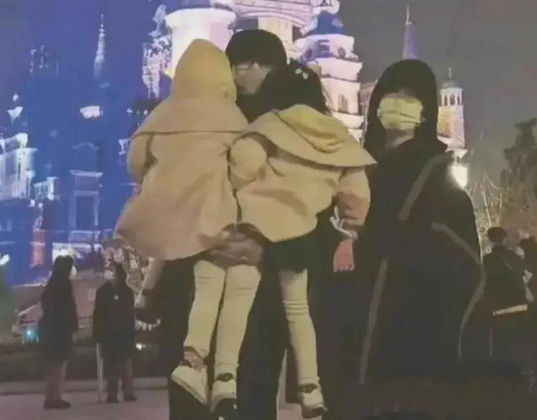 谢娜一家五口被拍,6岁女儿近况曝光,网友:有娃的赶紧学学