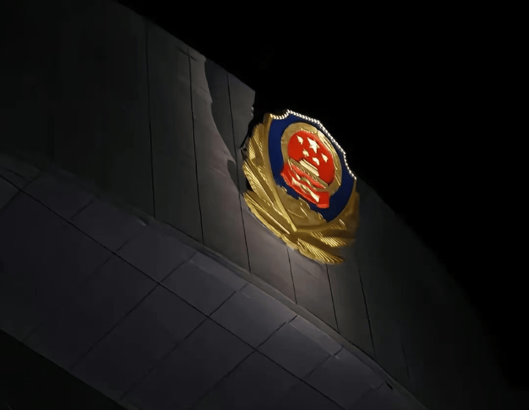 警官文苑国旗飘扬处警徽闪耀时