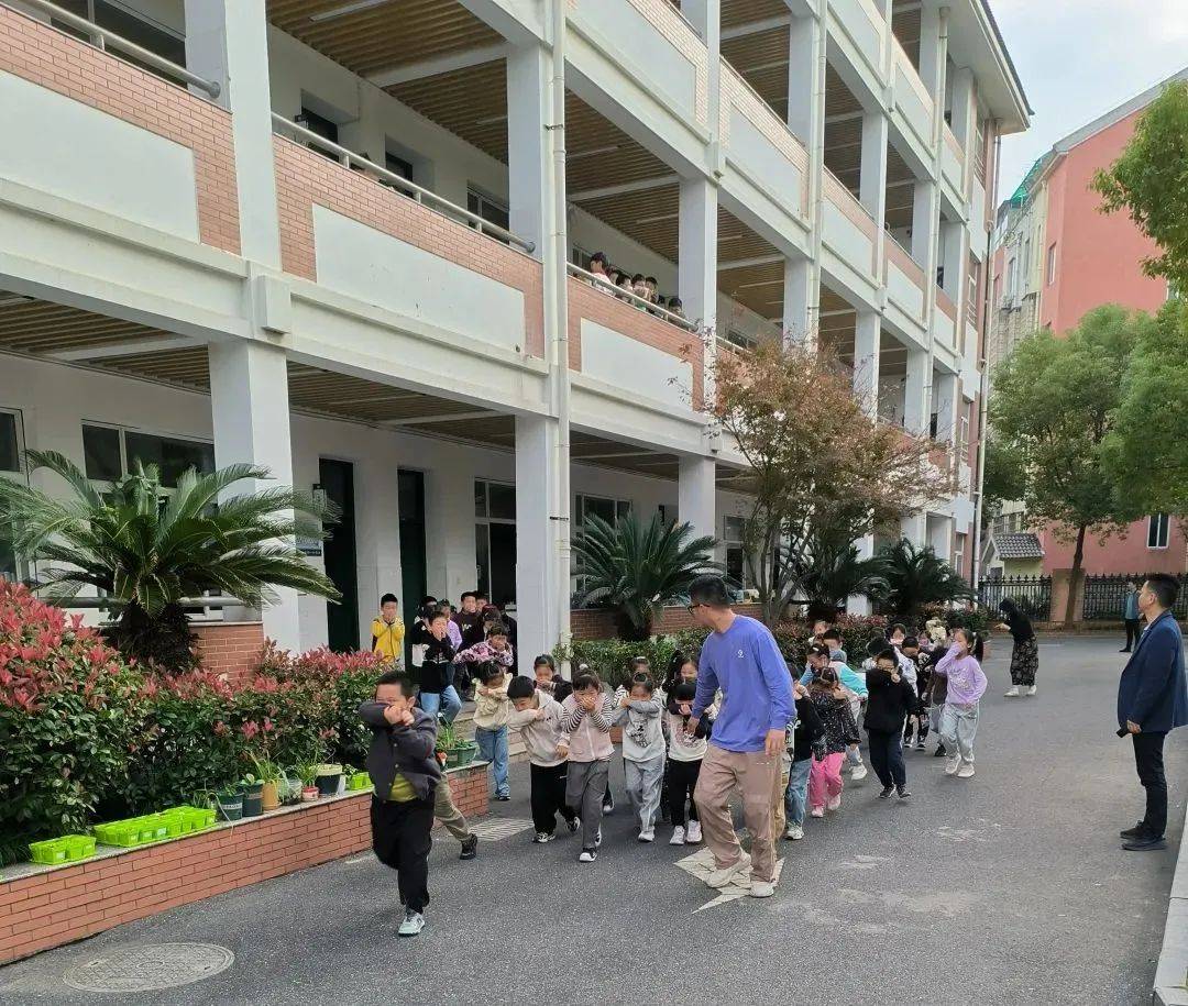 小学女子乙组团体总分第一名;实小集团城南校区在嘉兴市中小学阳光