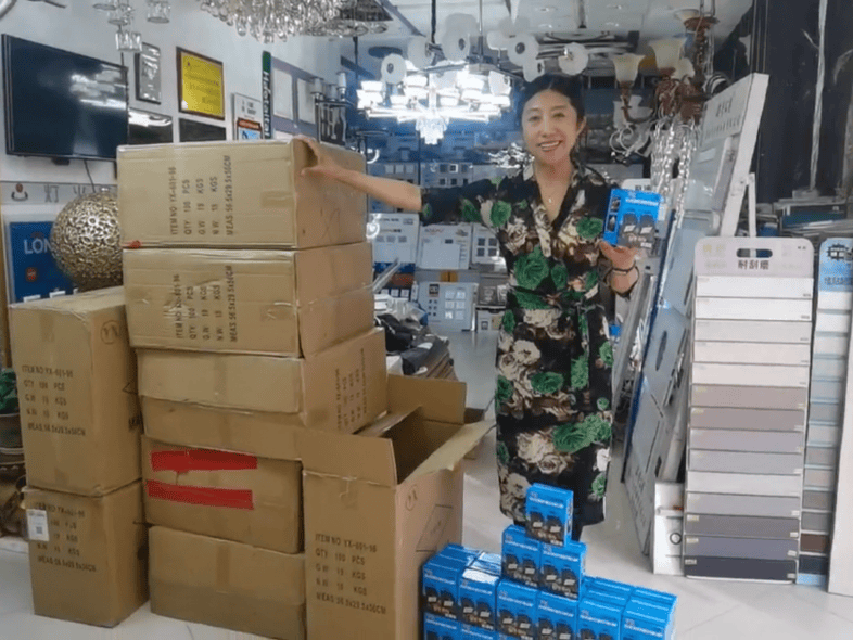 万向娱乐平台“光明庭院”行动：一盏灯一份情点亮边境庭院新风景(图4)