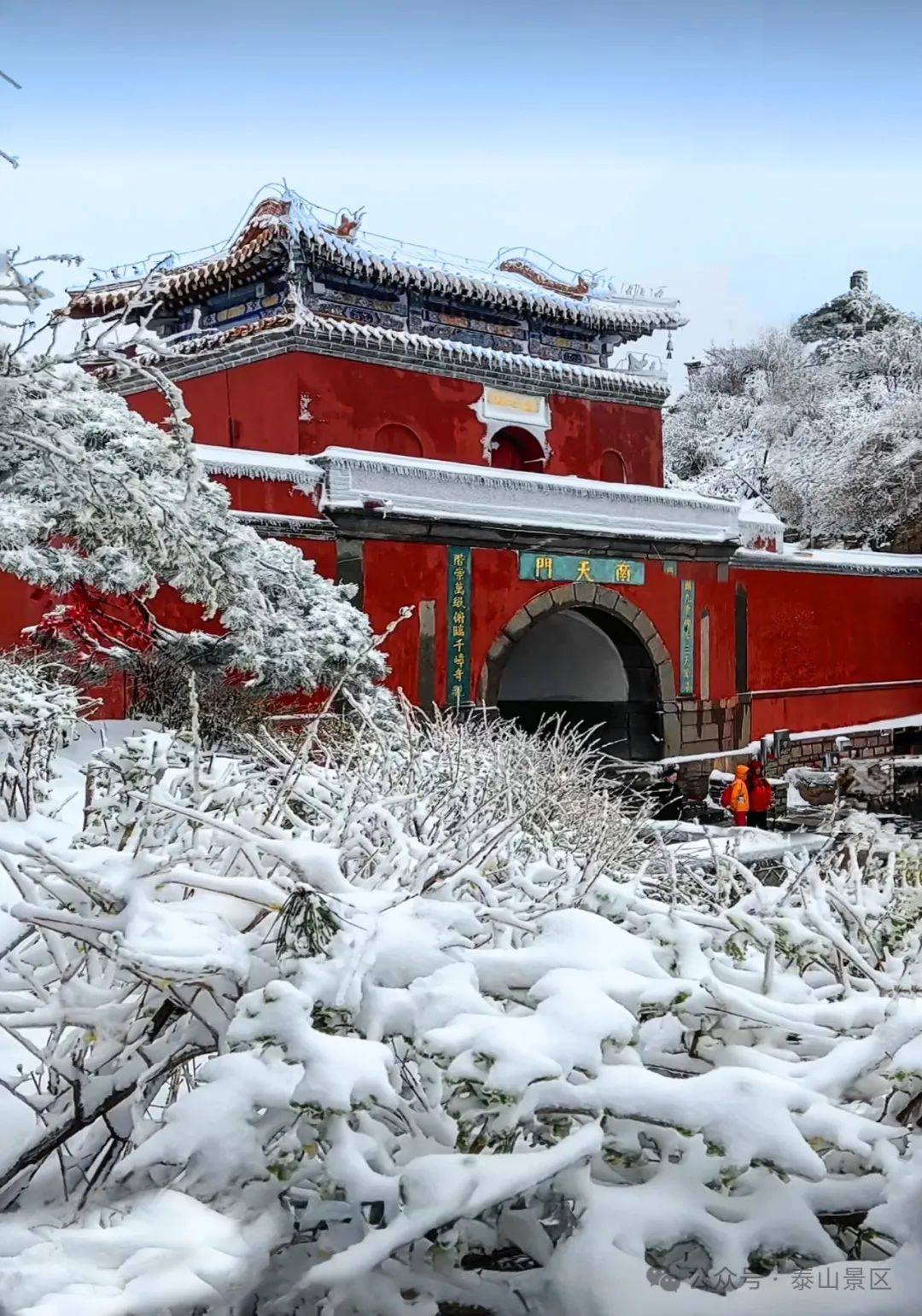 泰山南天门雪景图片