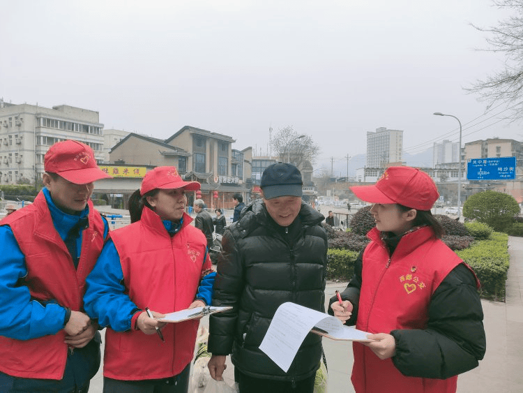 服务城市公交的志愿者们：哪里有需要，我们就去哪