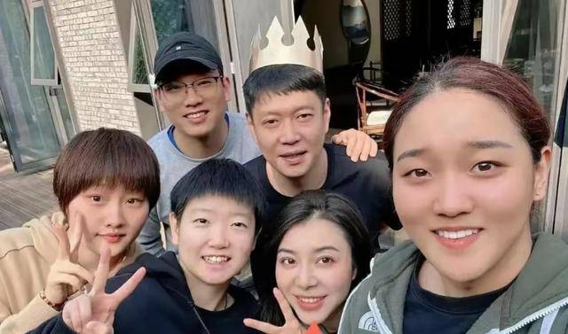 现身成都,国乒名帅妻子曝光,女方大3岁,斯坦福毕业,颜值惊艳