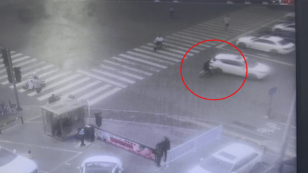 北京街头，一男子同路口1小时2次事故！报警了！