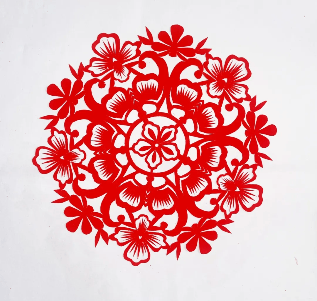 张新荣在十三四岁时就喜爱剪纸,她学习剪纸是靠自己钻研学习的,父母不