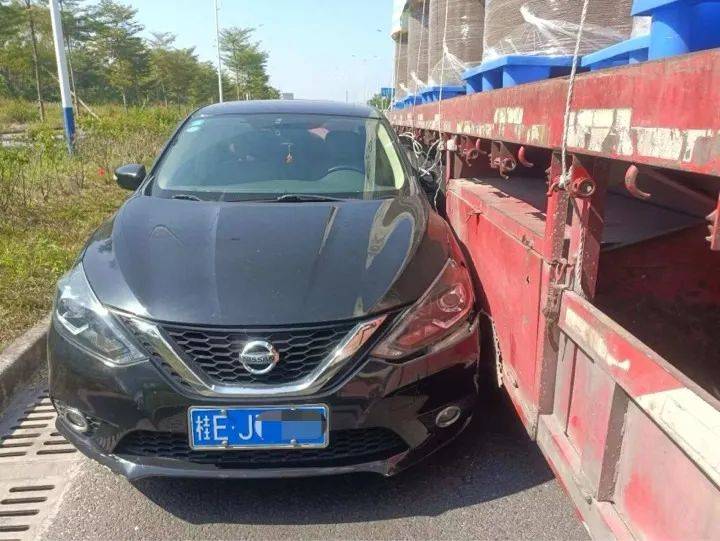 北海有人开大型汽车在路上随意变道挨撞,负全责!