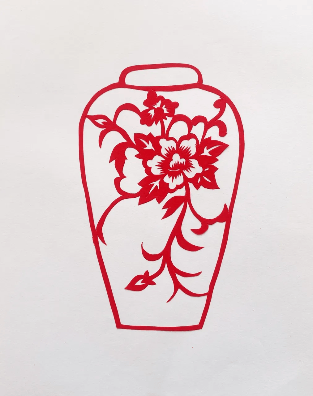 张新荣在十三四岁时就喜爱剪纸,她学习剪纸是靠自己钻研学习的,父母不