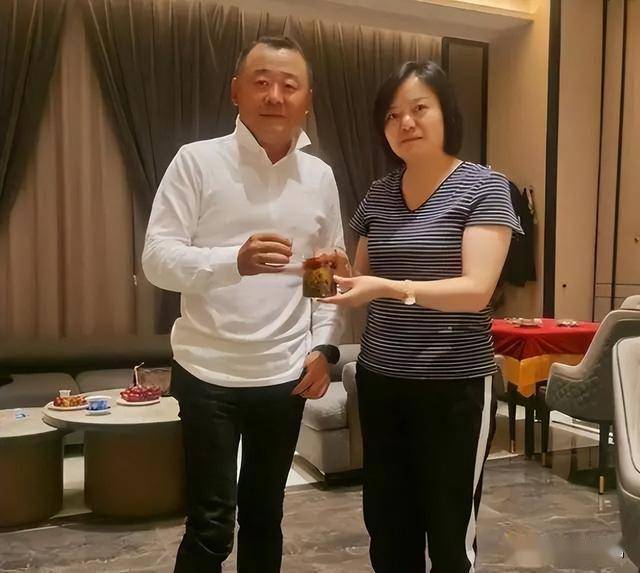 57岁周立波现状:头发稀疏身体暴瘦,定居美国和富豪妻子低调生活