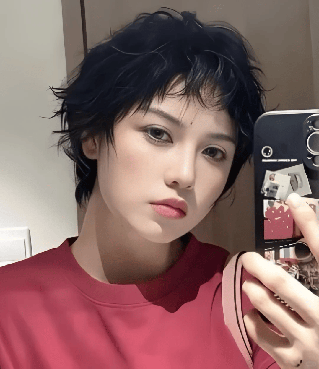 松弛感女生俏皮卷"短发"自信,时尚又高级