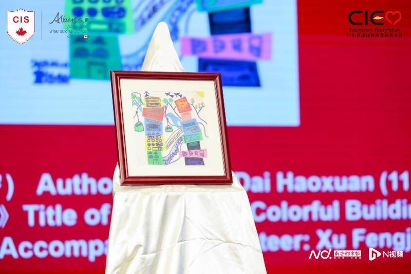 为爱举牌！学校举行慈善艺术拍卖，11岁学生画作拍出万元价