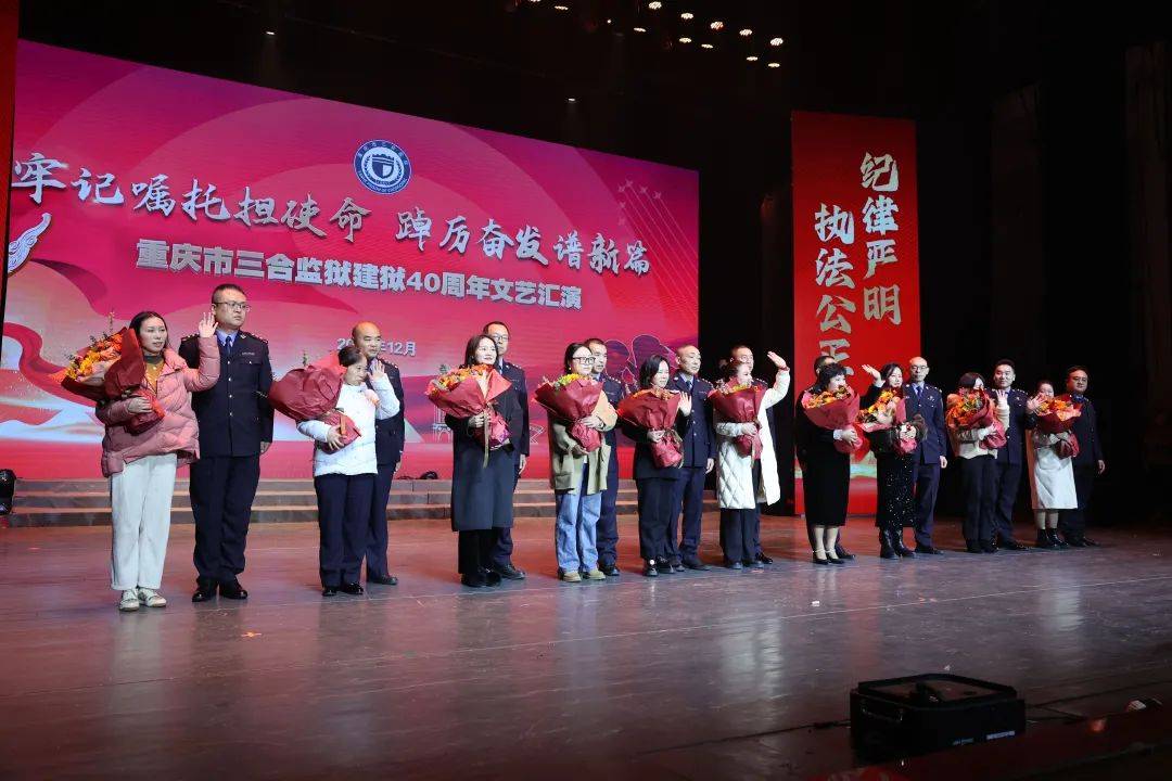 表演唱《最美青春》,赞美了监狱女民警将青春融入梦想,在奋斗中绽放