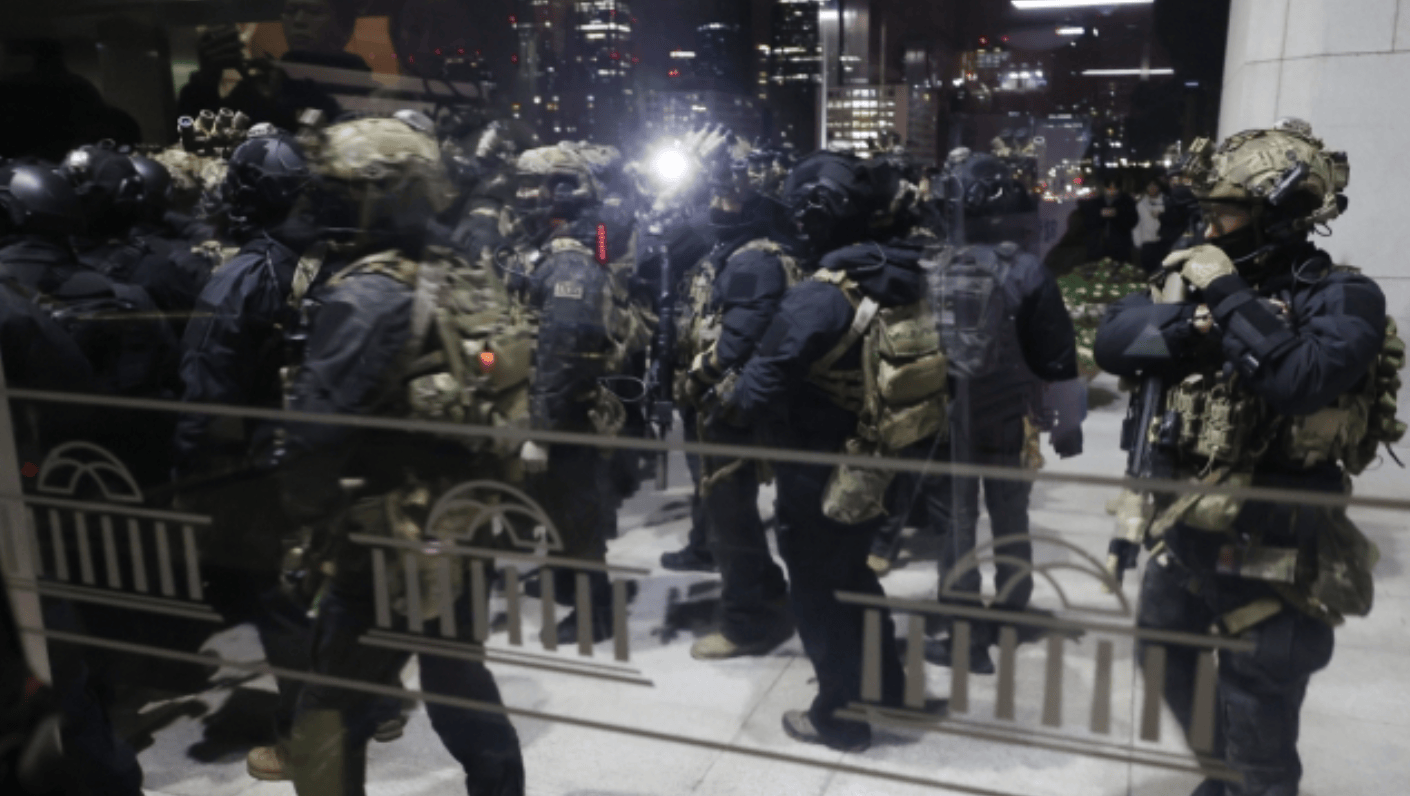 韩国戒严令更多细节曝出：没向士兵分发实弹，共出动107辆军车12架黑鹰直升机