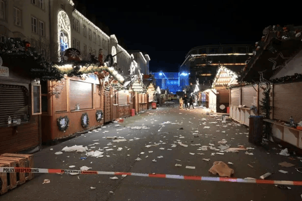 德国一汽车高速冲入市集,致4人死亡!嫌疑人身份曝光,车辆疑似装有爆炸装置 德国一汽车高速冲入市集,致4人死亡!嫌疑人身份曝光,车辆疑似装有爆炸装置