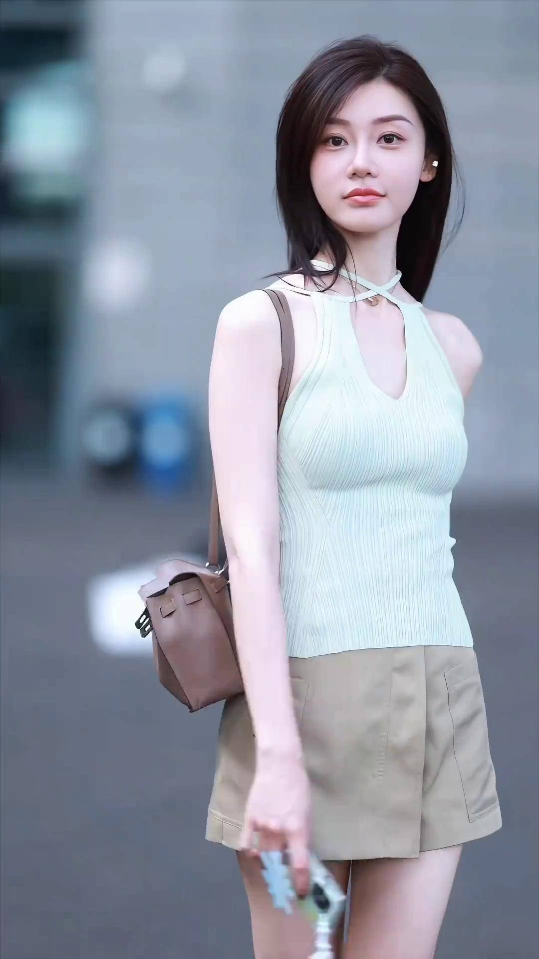 你像风来了又走. 肤白貌美 极品车模 张芮尔