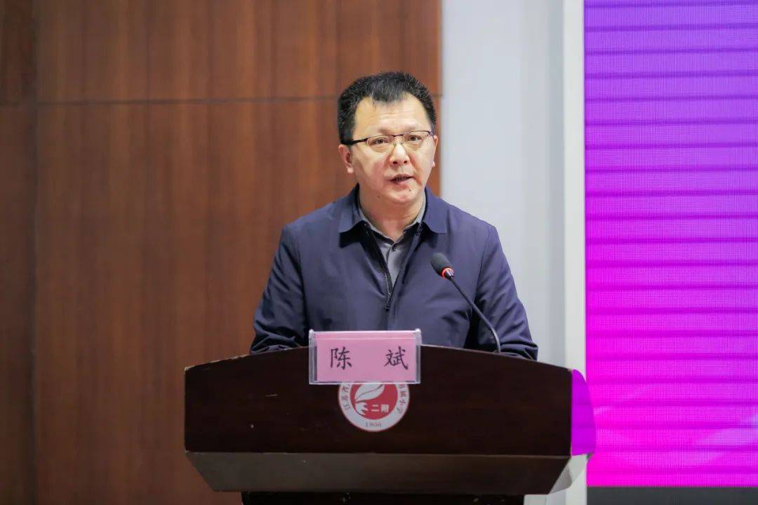 南通市教育局副局长陈斌在讲话中指出,广大教师要明晰坚定的教育理想