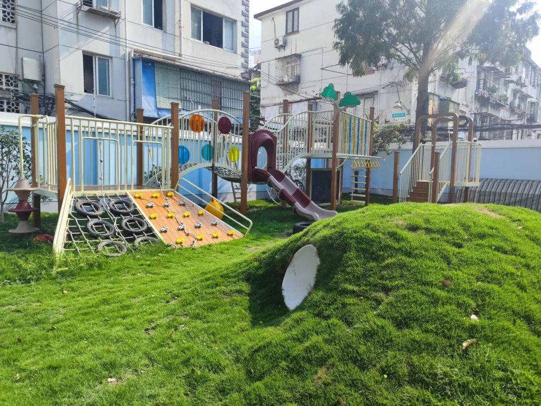 户外场地中新建泥巴乐园,改建秘密花园和山坡,为幼儿活动增添了野趣和