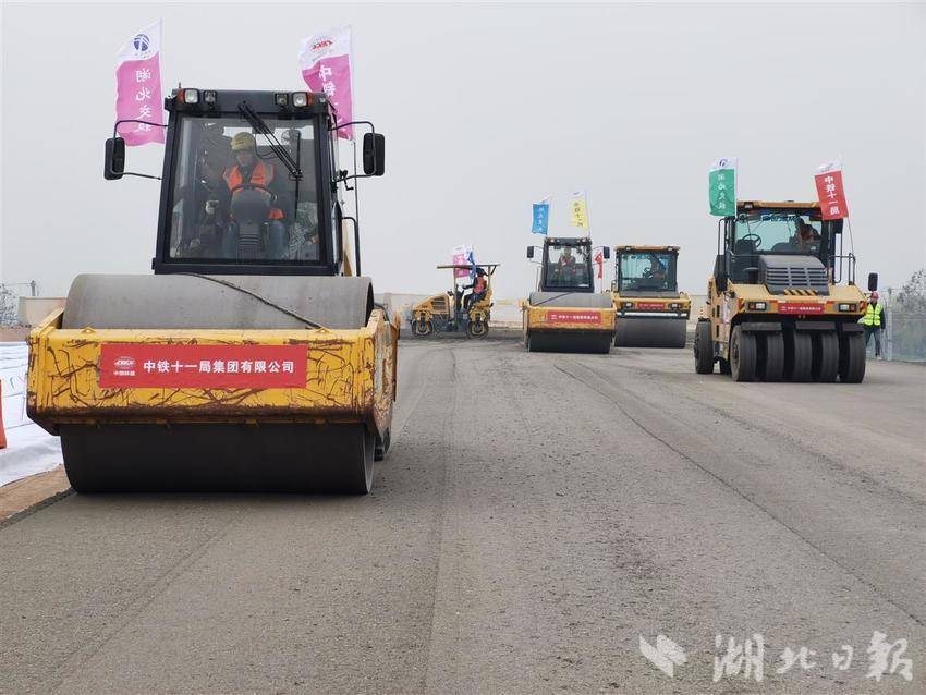 2026年通车 松滋3小时内可到武汉 武松高速江松段开始路面摊铺