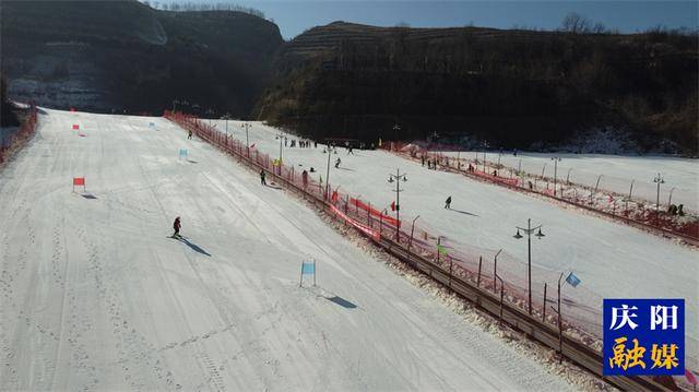 熊猫体育网址欢乐冰雪汇聚冬日甘肃省级高山滑雪系列赛庆阳开幕(图5)